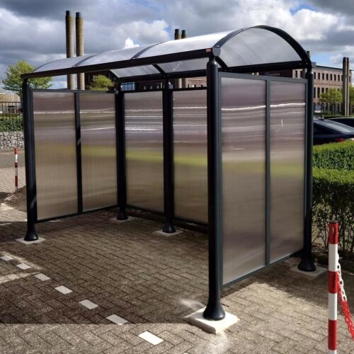 Rookoverkapping - bushokje Serena 15 Modern bushokje Serena rookoverkapping met transparante wanden bij bedrijfslocatie Alkmaar
